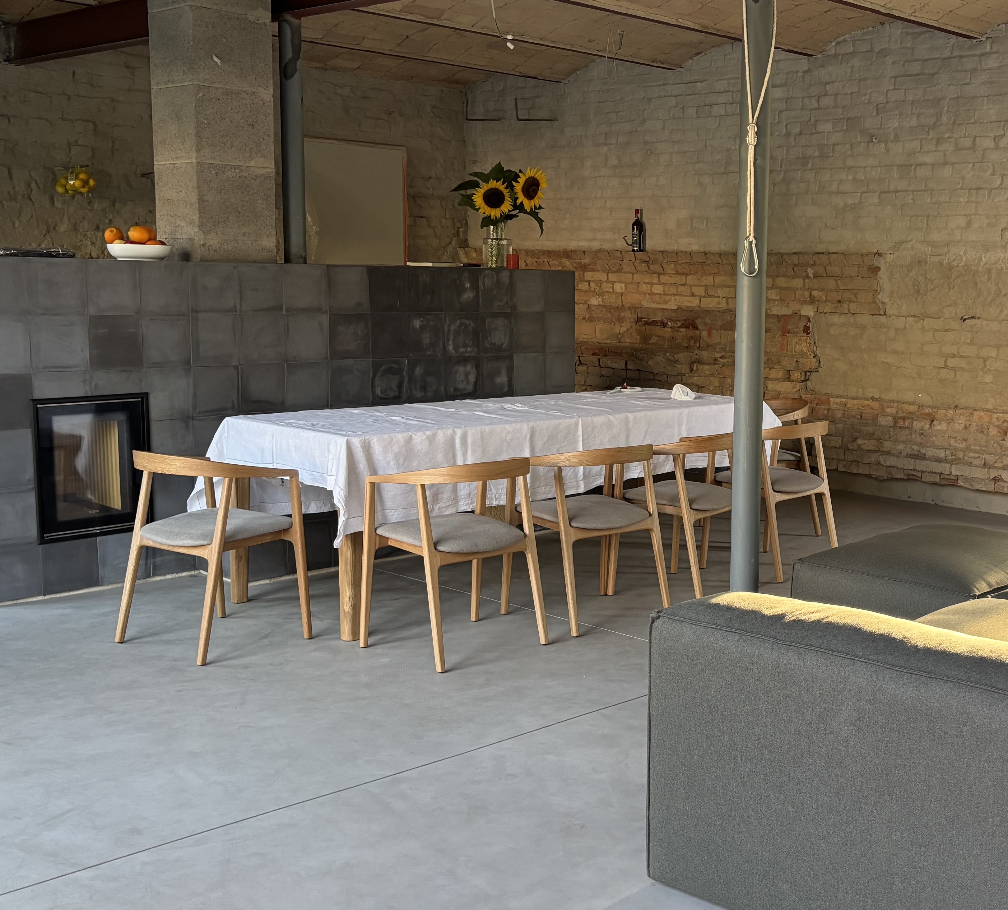 Uhrentausch in einer alten Fabrikhalle