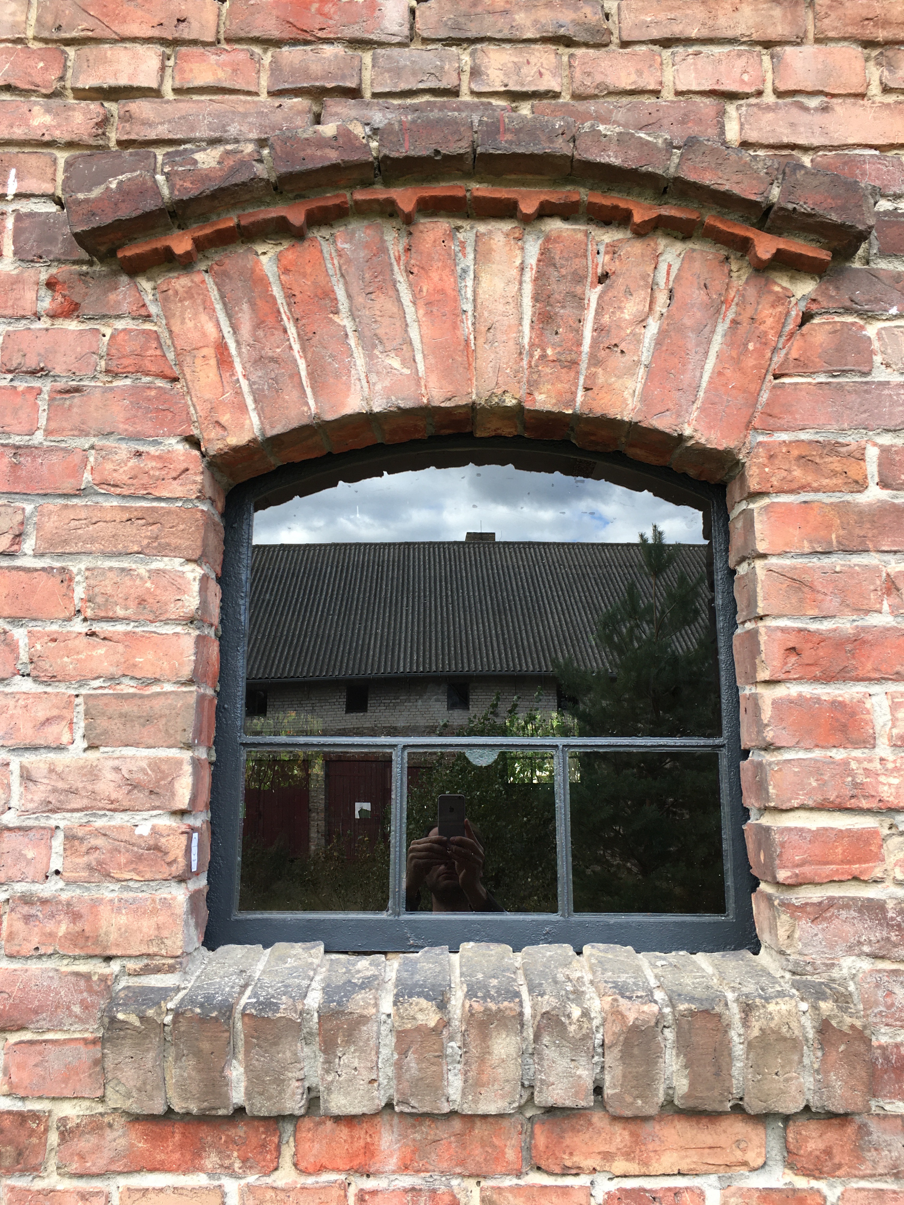 Uhrentausch in einem modernen Museumsbau