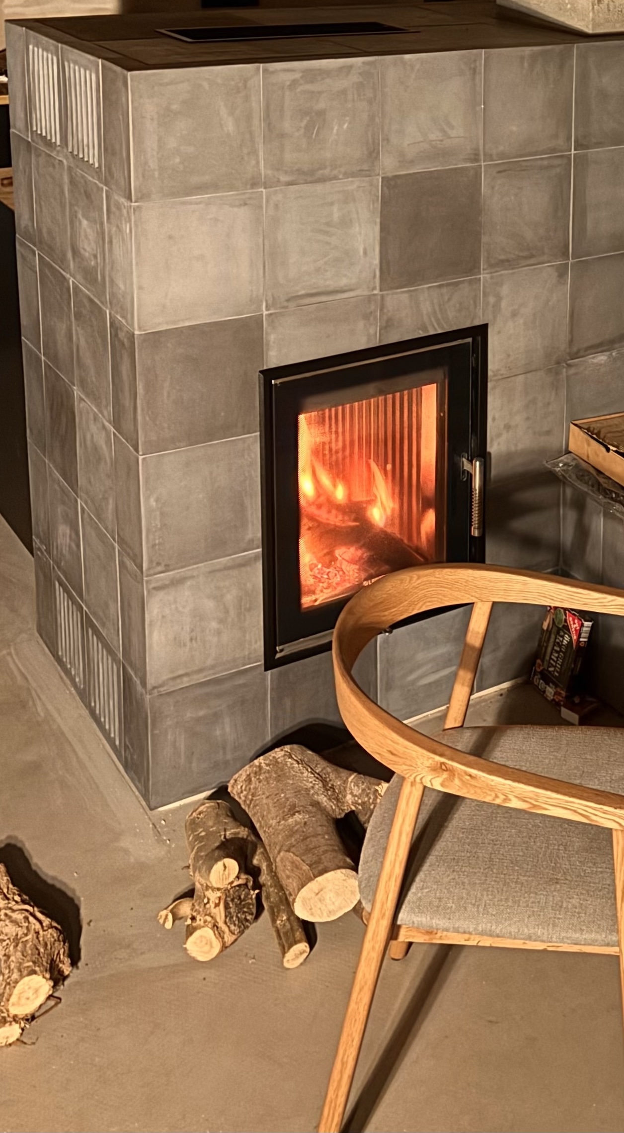 Uhrentausch in einem modernen Museumsbau