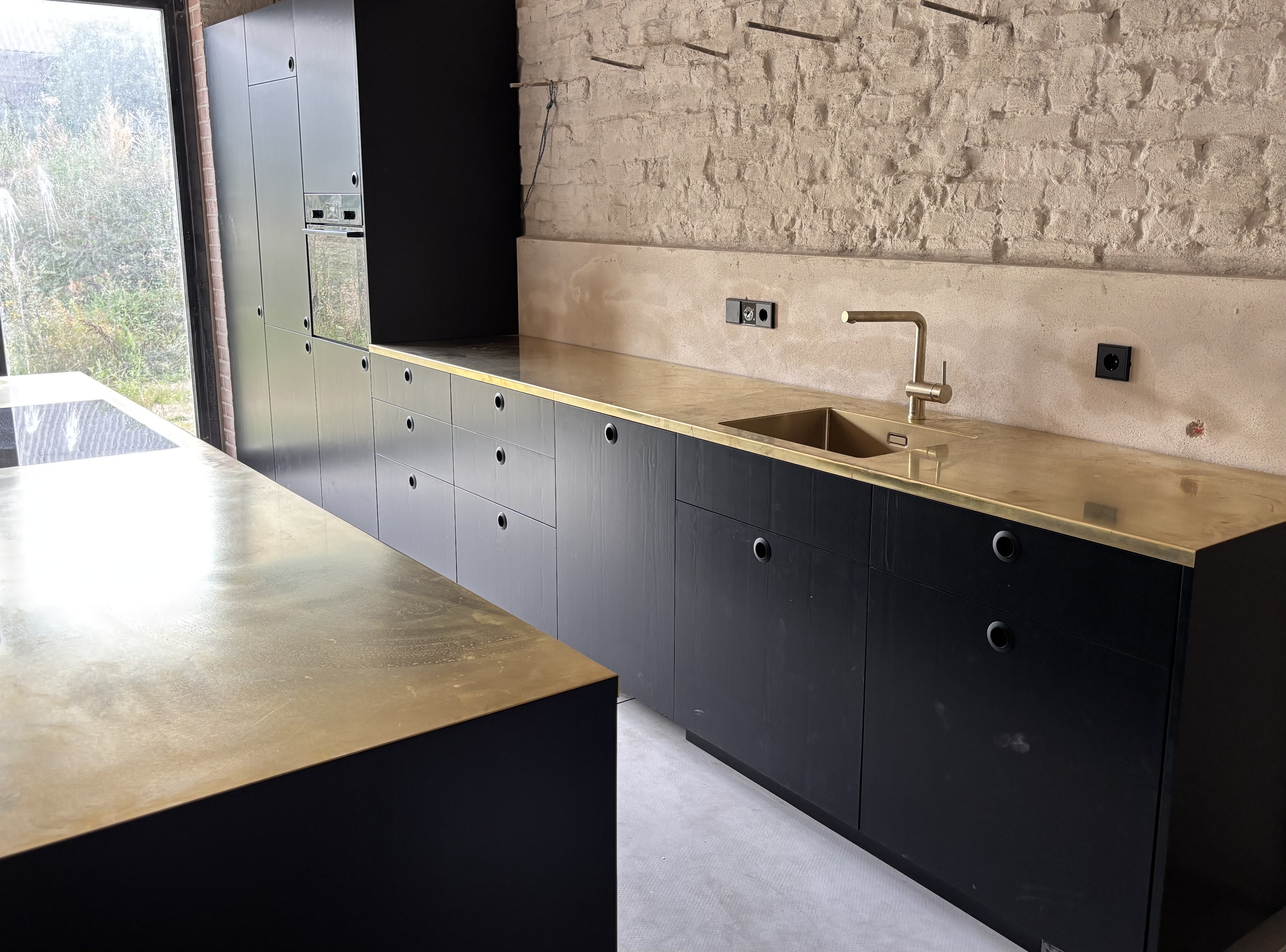 Uhrentausch in einem modernen Museumsbau