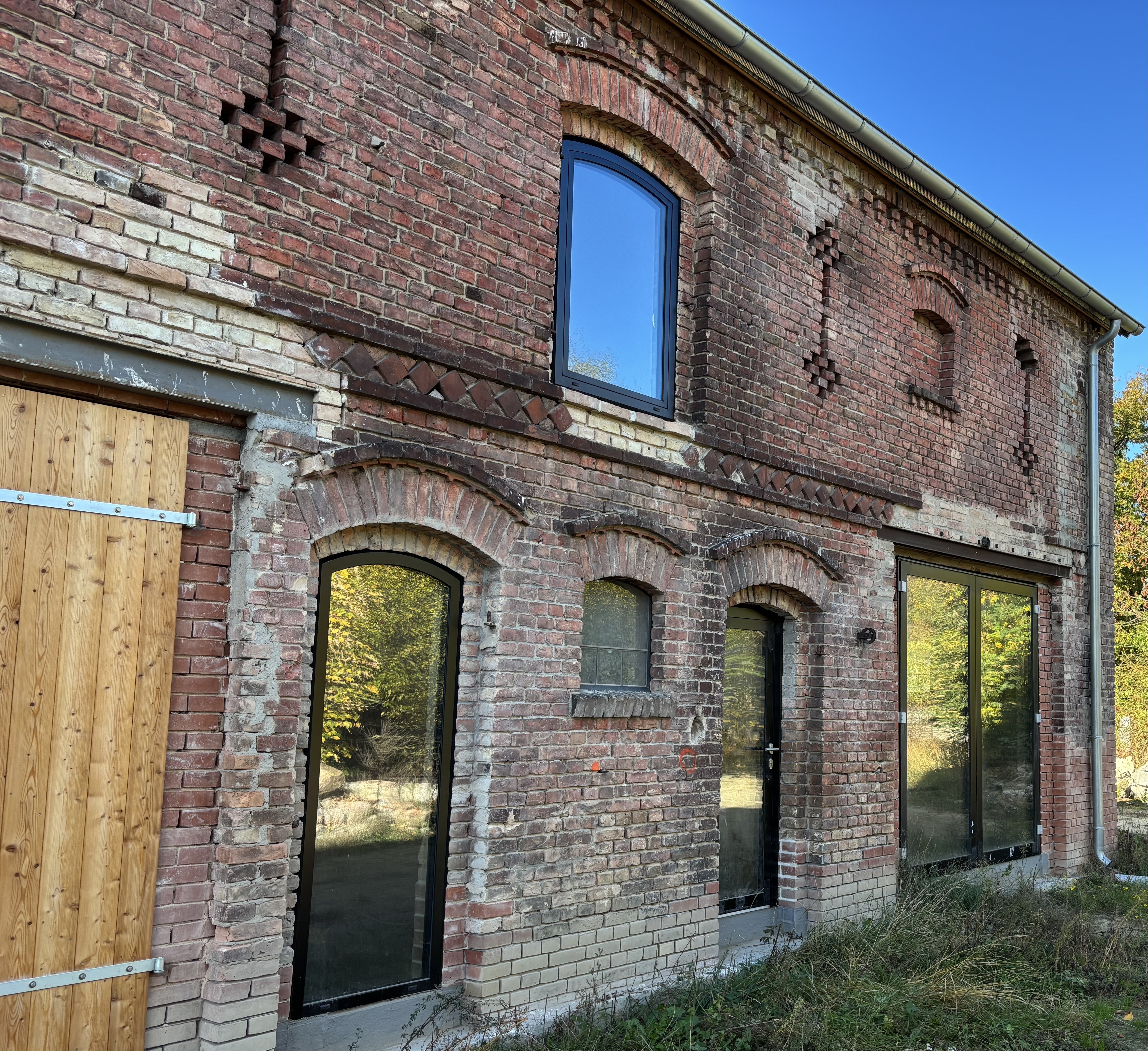 Uhrentausch in einem modernen Museumsbau