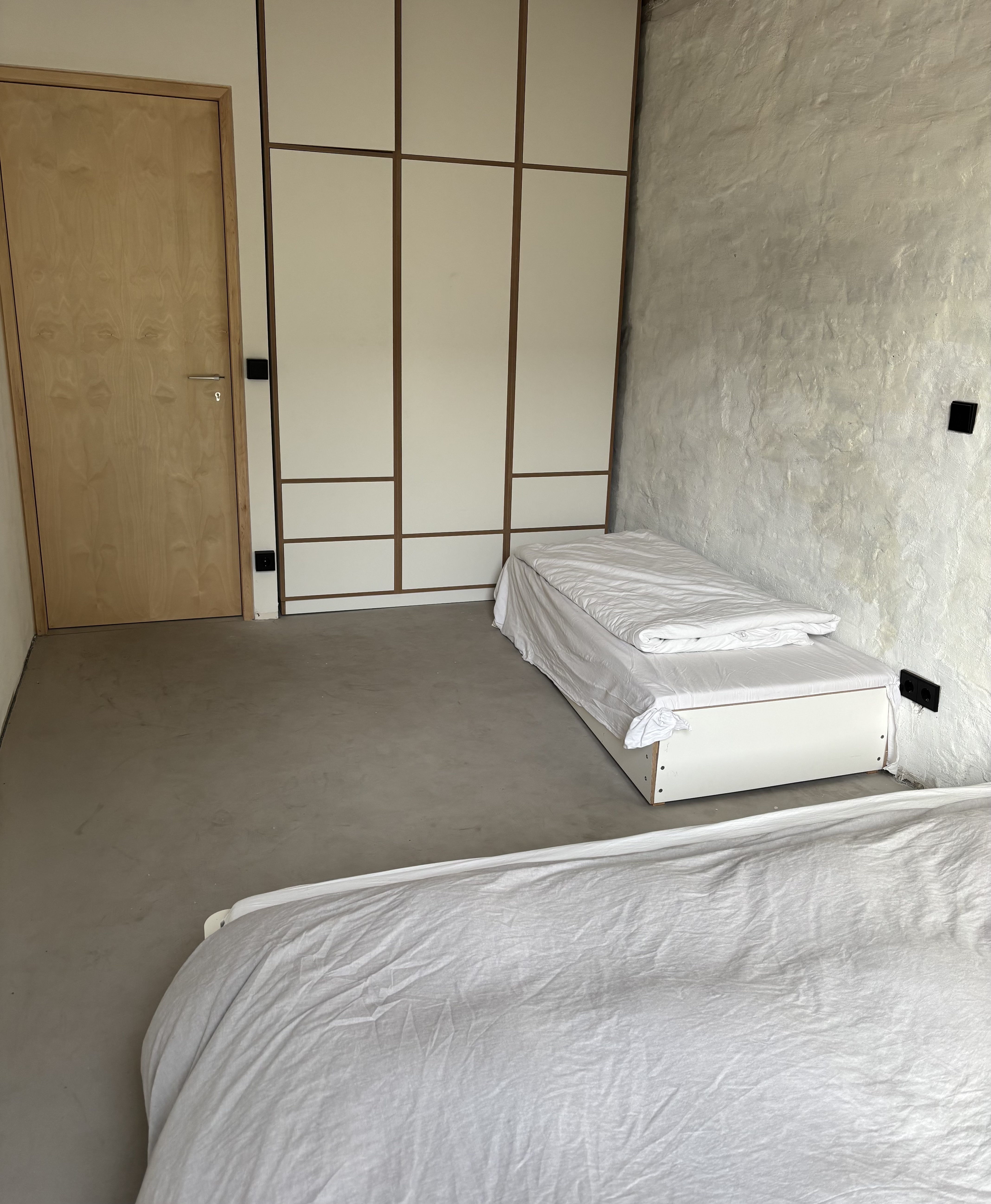 Uhrentausch in einem modernen Museumsbau